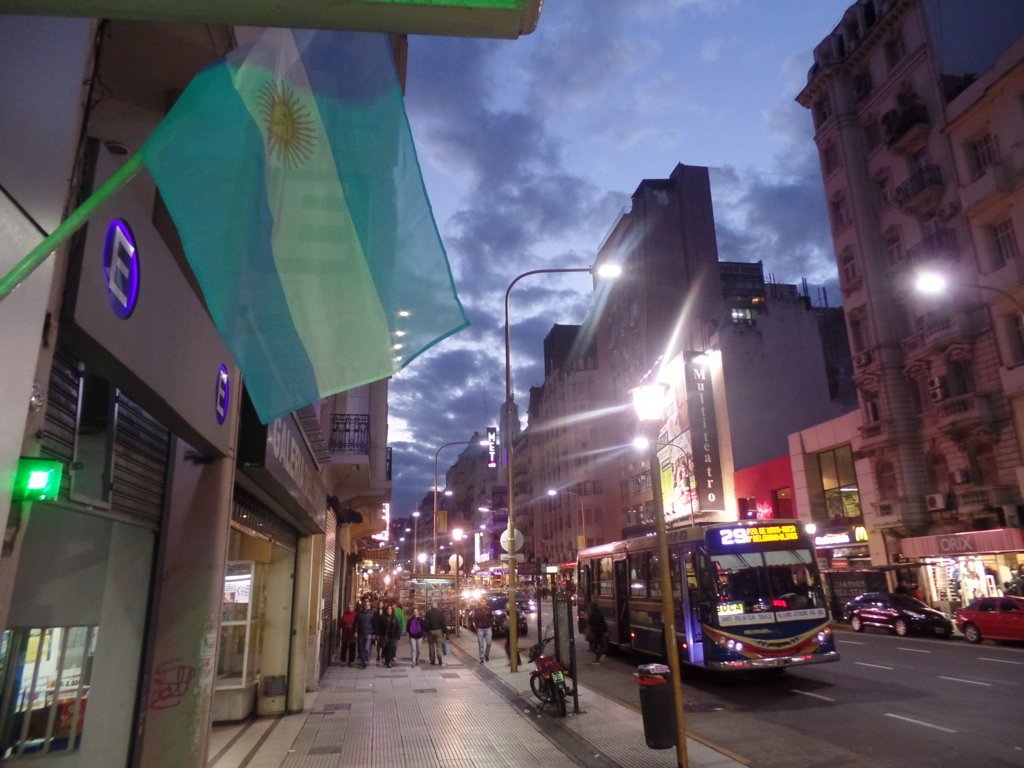 O ônibus 29 na Av Corrientes - Buenos Aires, Argentina