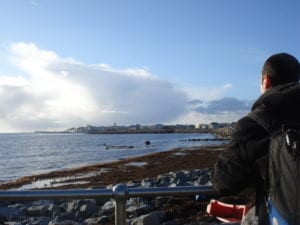 Apreciando a orla de Galway, Irlanda